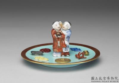 图片[3]-Incense stick holder in the shape of the Twin Immortals of Union and Harmony with the Eight Treasures in famille rose on a green ground, Qing dynasty, Qianlong reign (1736-1795)-China Archive